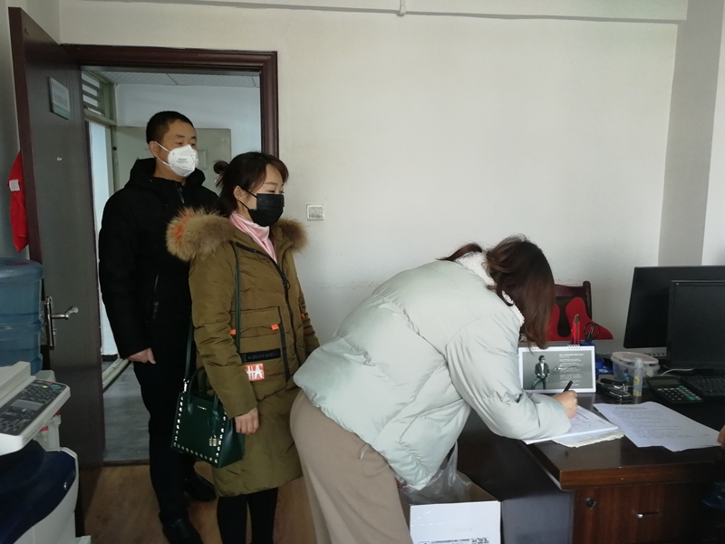 返崗職工有序排隊領(lǐng)取防疫物資_副本